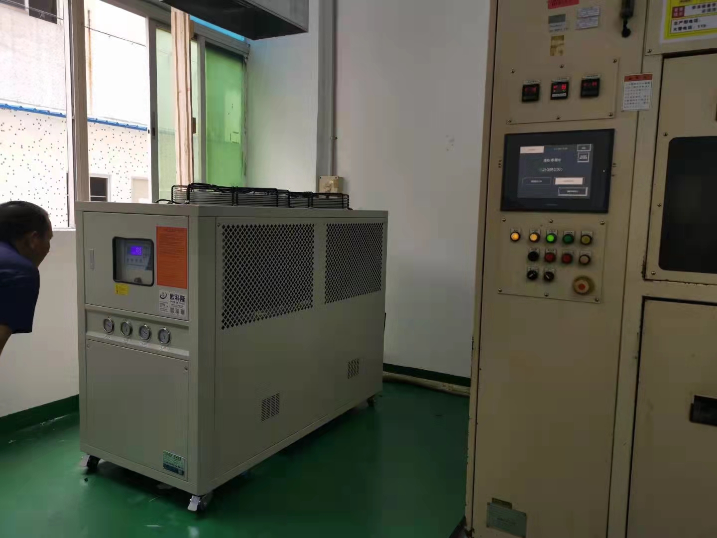 無錫塑膠制品廠風(fēng)冷冷水機(jī)案例